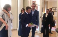 Сенцов подарил президенту Франции свою тюремную кружку