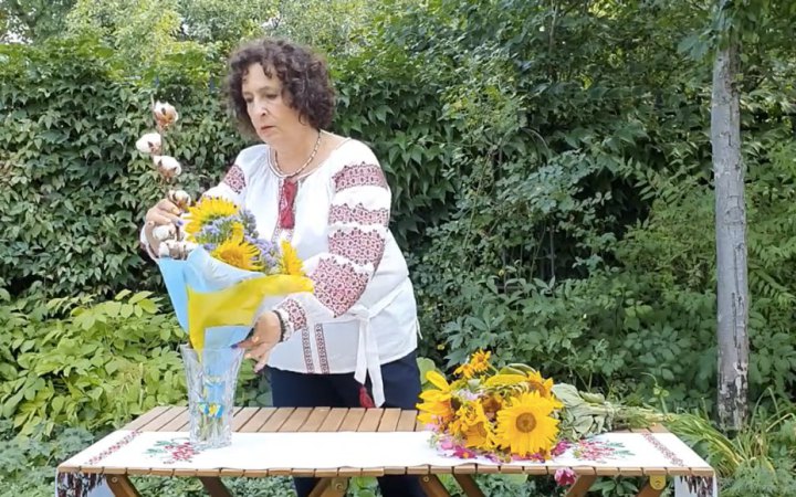 Посол Британії привітала українців, складаючи букет з бавовни