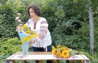 Посол Британії привітала українців, складаючи букет з бавовни