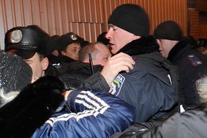 На рынке "Юность" столкновения между торговцами и милицией
