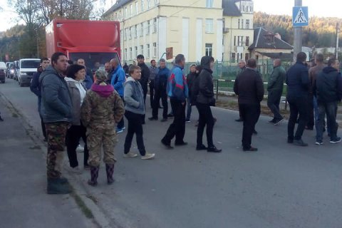 Во Львовской области перекрыли трассу, требуя ее ремонта