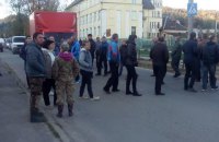 Во Львовской области перекрыли трассу, требуя ее ремонта