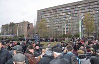 Донецкие чернобыльцы устанавливают палатки у Пенсионного фонда