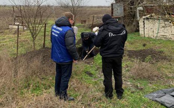На Херсонщині ексгумували тіла трьох вбитих росіянами мирних мешканців
