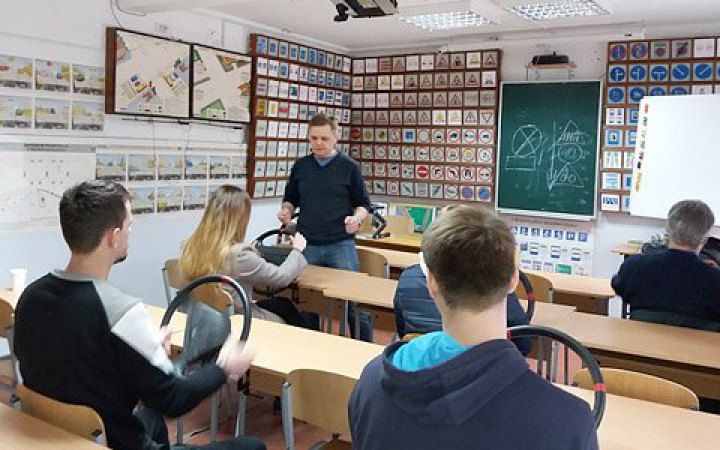 Українцям дозволили не проходити теорію в автошколах, а вчити самостійно