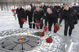 Попов поздравил легендарного майора Вихря