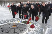 Попов поздравил легендарного майора Вихря