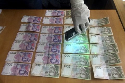 Во Львове чиновник миграционной службы вымогал взятку за выдачу загранпаспорта