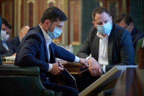 Зеленський: "Волонтери могли б нагадувати людям про необхідність соціальної дистанції, носіння масок"