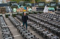 Порошенко відправляє бригадам уздовдж лінії фронту теплий одяг, буржуйки та автівки