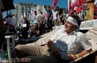 Голодающих у Украинского дома уже девять
