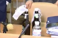 Адвокат Януковича принес в Печерский суд "коктейли Молотова"