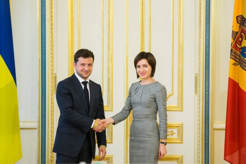 Зеленский поздравил Санду с победой на выборах президента Молдовы