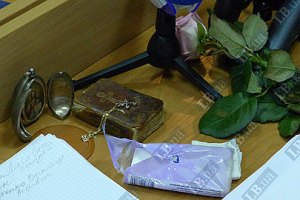Тимошенко взяла на суд ладанку и Библию
