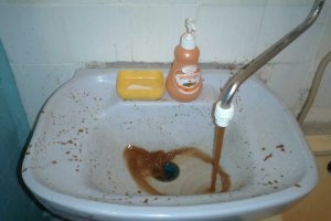 В киевских домах из кранов течет вода с плесенью