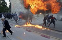 Протестующие в столице Албании подожгли здание парламента