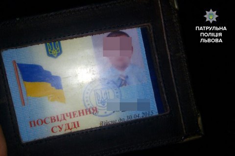 П'яний суддя в Стрию заснув, зупинившись на червоне світло