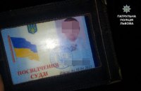 ​Пьяный судья в городе Стрый уснул, остановившись на красный свет