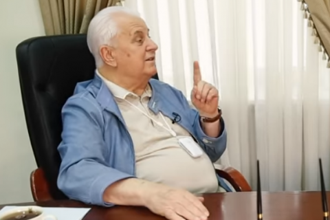 Кравчук показал "американскую маску" от коронавируса