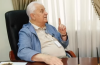 Кравчук показал "американскую маску" от коронавируса