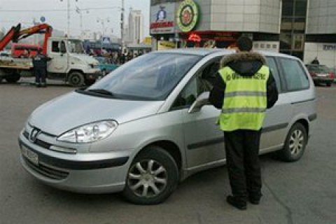 У Києві сталася сутичка між власником мережі магазинів та інспектором із паркування