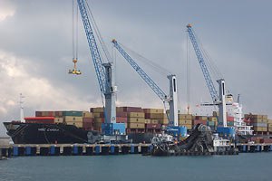 Судно, предположительно, с грузом оружия для Сирии пришвартовалось в турецком порту