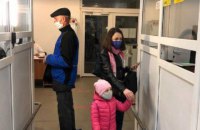 Двое нарушителей перелезли забор в пункте пропуска "Шегини" прямо во время брифинга пограничников