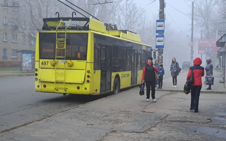 У Херсоні внаслідок нічних обстрілів пошкоджено контактну мережу тролейбусів