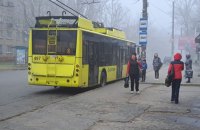 У Херсоні внаслідок нічних обстрілів пошкоджено контактну мережу тролейбусів
