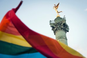Сенат Франции разрешил однополым парам усыновлять детей