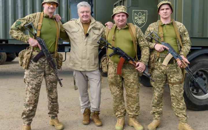 Порошенко привіз десантникам боєприпаси для дронів, вантажівки і електроніку
