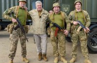 Порошенко привіз десантникам боєприпаси для дронів, вантажівки і електроніку