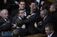 Оппозиция вновь ринулась в президиум (ДОБАВЛЕНЫ ФОТО)
