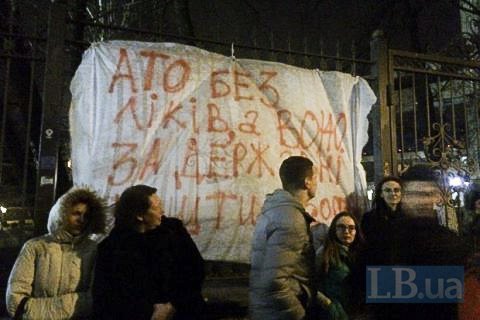 Суд снова не смог избрать меру пресечения для Насирова. Возле суда началась акция протеста