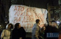 Суд снова не смог избрать меру пресечения для Насирова. Возле суда началась акция протеста