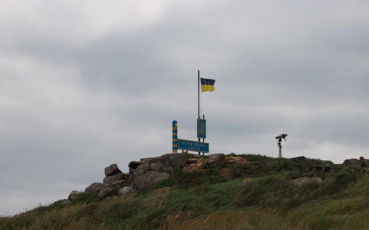 На Зміїному підняли прапор України