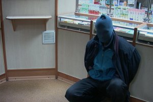 В Киеве на левом берегу мужчина, угрожая бомбой и пистолетом, пытался ограбить аптеку