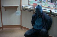 В Киеве на левом берегу мужчина, угрожая бомбой и пистолетом, пытался ограбить аптеку