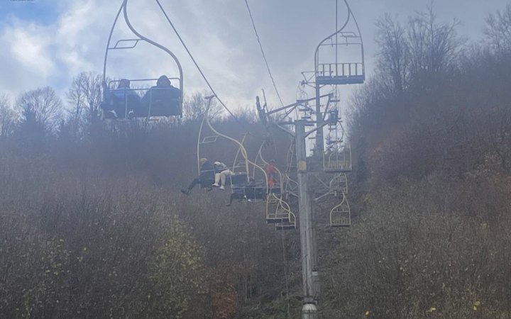 На Закарпатті 22 туристів застрягли на зламаному підіймачі