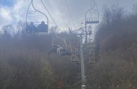На Закарпатті 22 туристів застрягли на зламаному підіймачі
