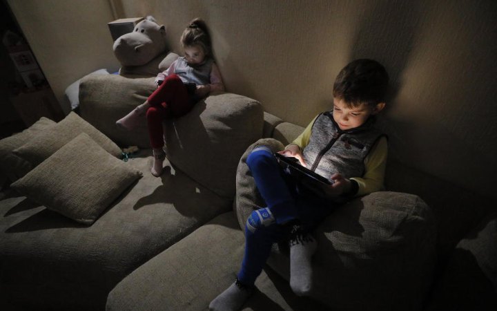 Життя на паузі: як українці та бізнес живуть без світла 