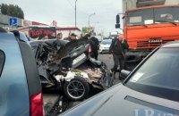 На Броварском проспекте в Киеве столкнулись КАМАЗ и 5 автомобилей