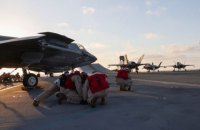 Истребители США впервые со времен Второй мировой совершили боевой вылет с иностранного авианосца