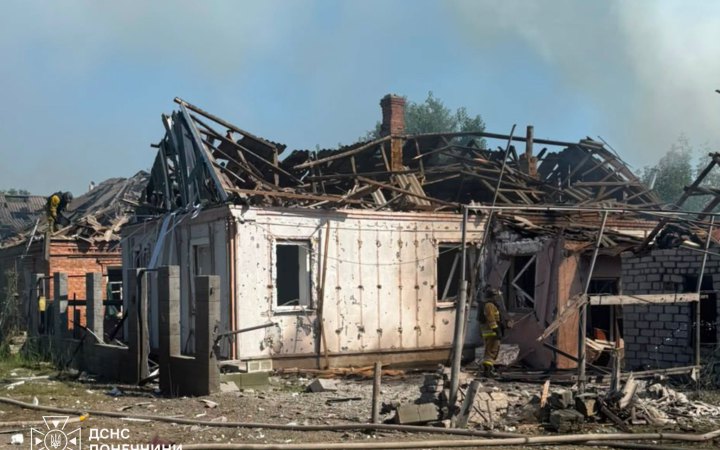 На Донеччині після російських обстрілів з-під завалів дістали тіло загиблої