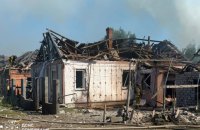 На Донеччині після російських обстрілів з-під завалів дістали тіло загиблої