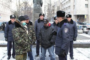 Афганцы вместе с милицией начали охрану Евромайдана