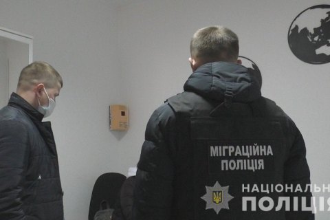 На Ровенщине владелица турагентства выдавала клиентам фальшивые справки об отсутствии ковида для выезда за границу