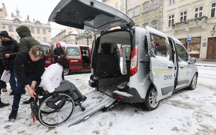 Львів компенсуватиме людям з інвалідністю на кріслах колісних частину вартості поїздок інклюзивним таксі