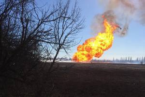 Біля Світлодарська горить газопровід через обстріли з "Граду"