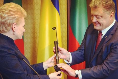Грибаускайте привезла перископы для сил АТО